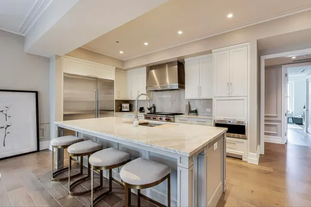 $3,800,000 | 435 North Michigan Avenue, Unit 1105, Chicago, IL 60611