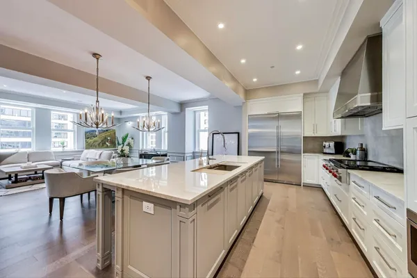$3,800,000 | 435 North Michigan Avenue, Unit 1105, Chicago, IL 60611