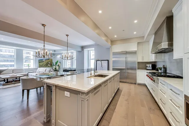 $3,800,000 | 435 North Michigan Avenue, Unit 1105, Chicago, IL 60611