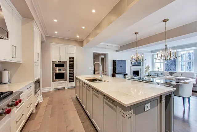 $3,800,000 | 435 North Michigan Avenue, Unit 1105, Chicago, IL 60611