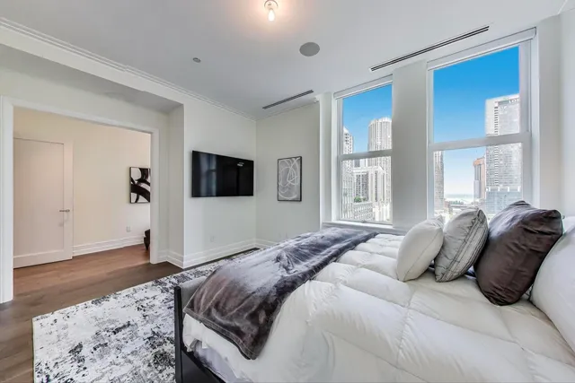 $3,800,000 | 435 North Michigan Avenue, Unit 1105, Chicago, IL 60611