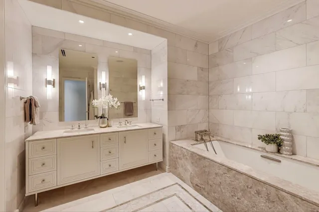 $3,800,000 | 435 North Michigan Avenue, Unit 1105, Chicago, IL 60611