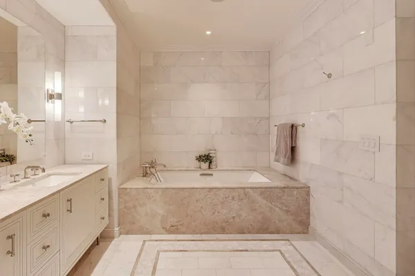 $3,800,000 | 435 North Michigan Avenue, Unit 1105, Chicago, IL 60611