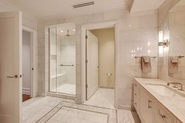 $3,800,000 | 435 North Michigan Avenue, Unit 1105, Chicago, IL 60611