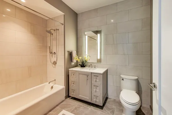 $3,800,000 | 435 North Michigan Avenue, Unit 1105, Chicago, IL 60611