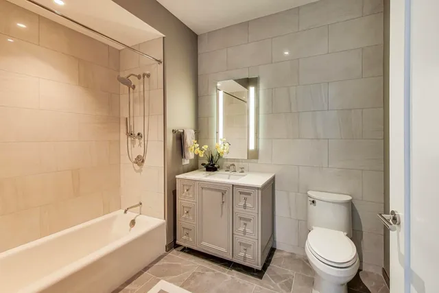 $3,800,000 | 435 North Michigan Avenue, Unit 1105, Chicago, IL 60611