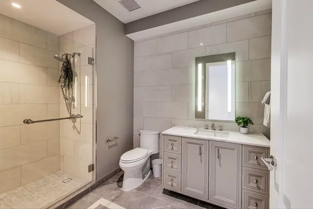 $3,800,000 | 435 North Michigan Avenue, Unit 1105, Chicago, IL 60611