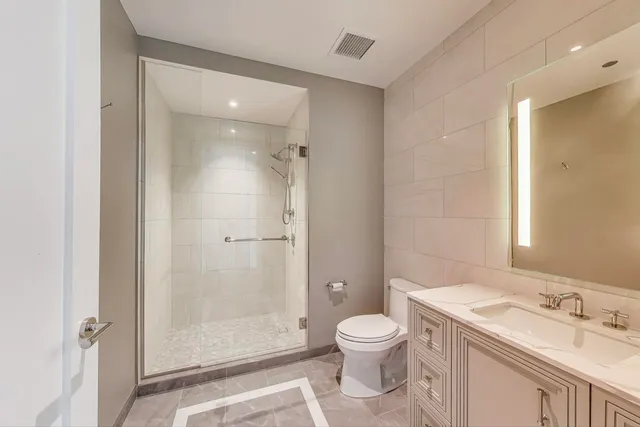 $3,800,000 | 435 North Michigan Avenue, Unit 1105, Chicago, IL 60611