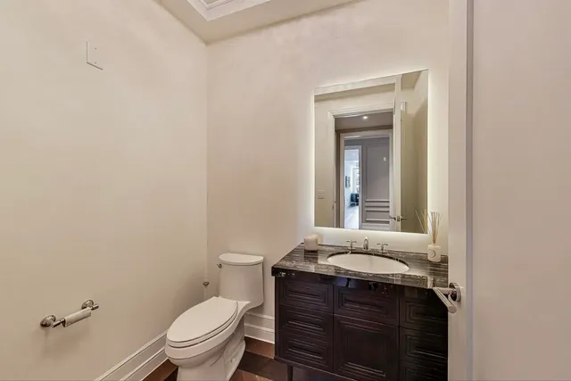 $3,800,000 | 435 North Michigan Avenue, Unit 1105, Chicago, IL 60611