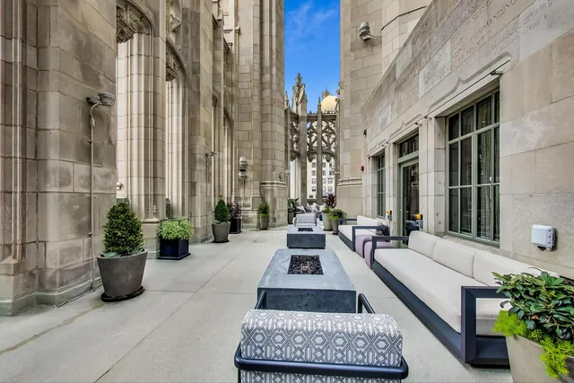 $3,800,000 | 435 North Michigan Avenue, Unit 1105, Chicago, IL 60611