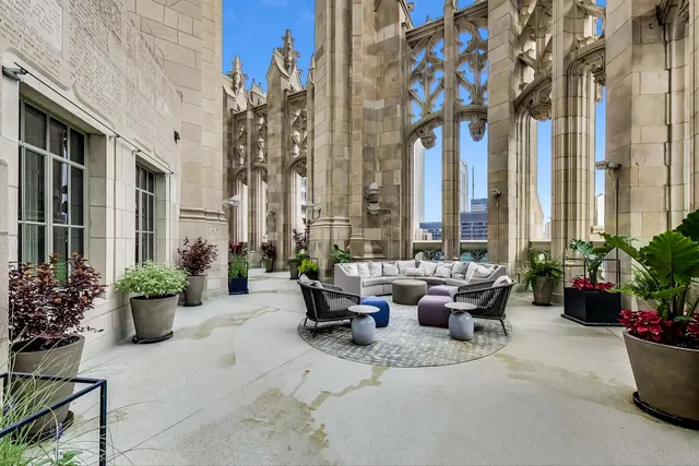 $3,800,000 | 435 North Michigan Avenue, Unit 1105, Chicago, IL 60611