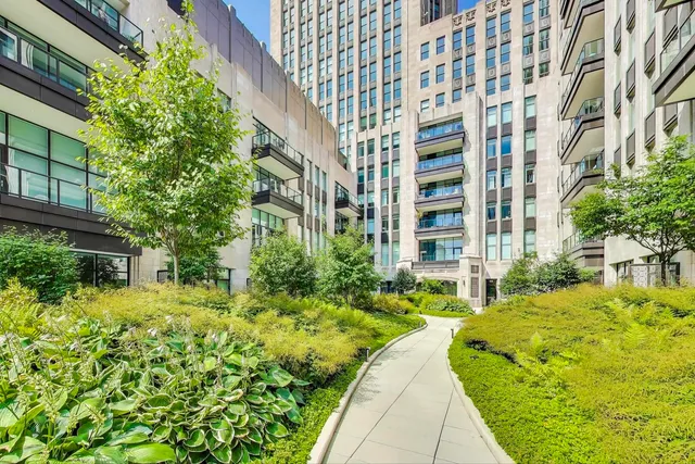 $3,800,000 | 435 North Michigan Avenue, Unit 1105, Chicago, IL 60611
