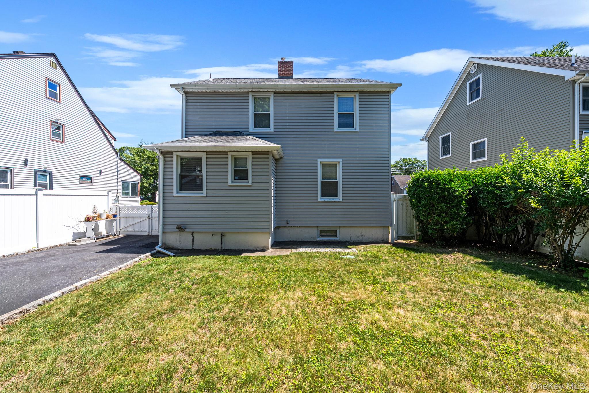 33 Sherman Street Merrick, NY 11566 - Photo 22 of 27