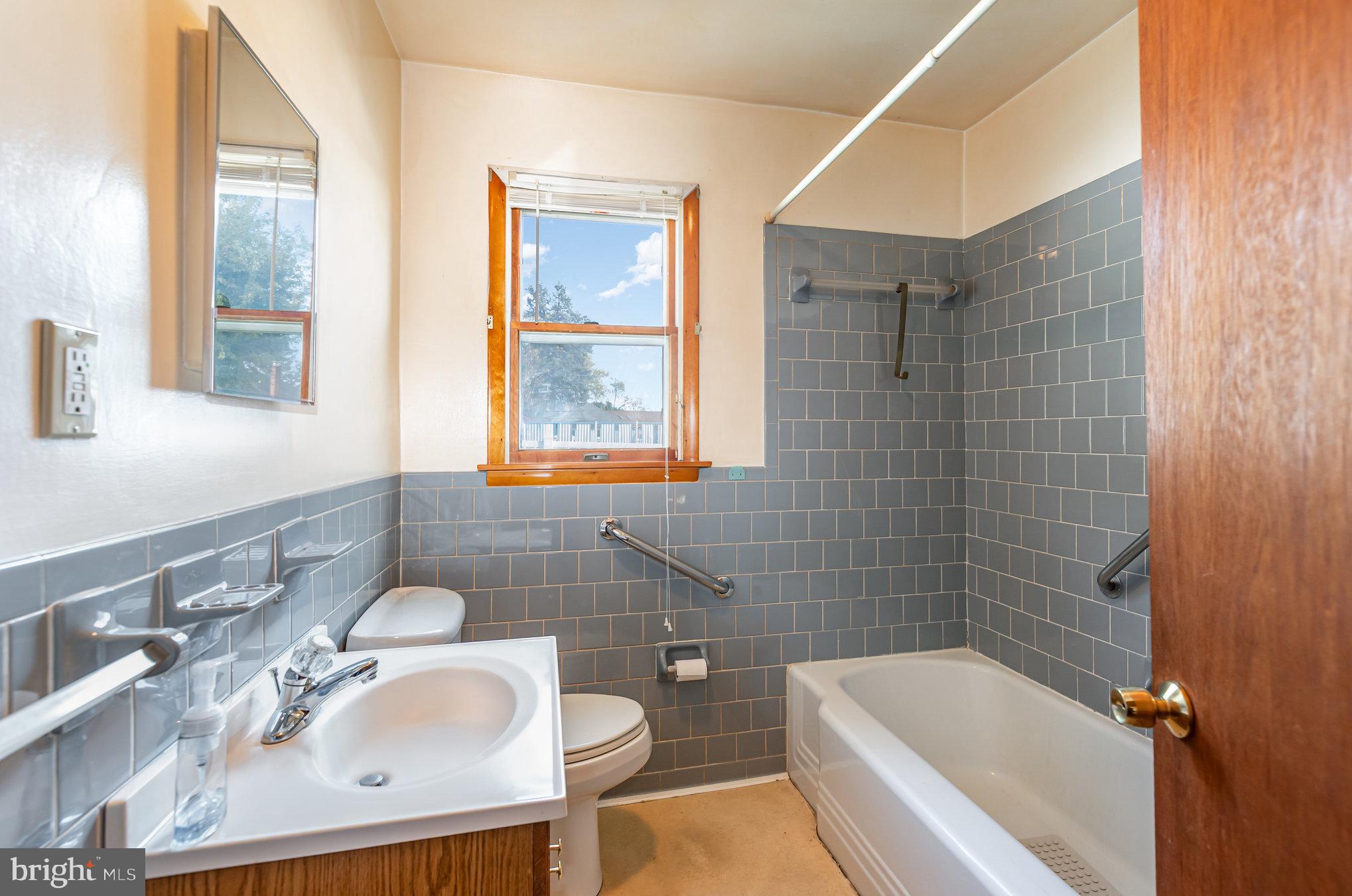 1940 Robinwood Road Baltimore, MD 21222 - Photo 13 of 36 a bathroom with a sink mirror toilet and bathtub