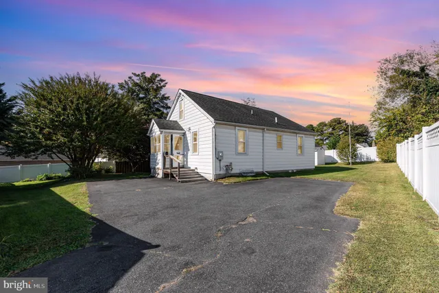 a view of a house with backyard and a garden