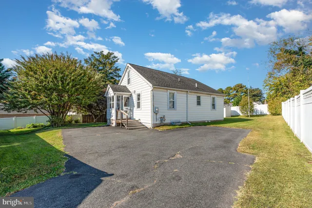 a view of a house with a yard and garage