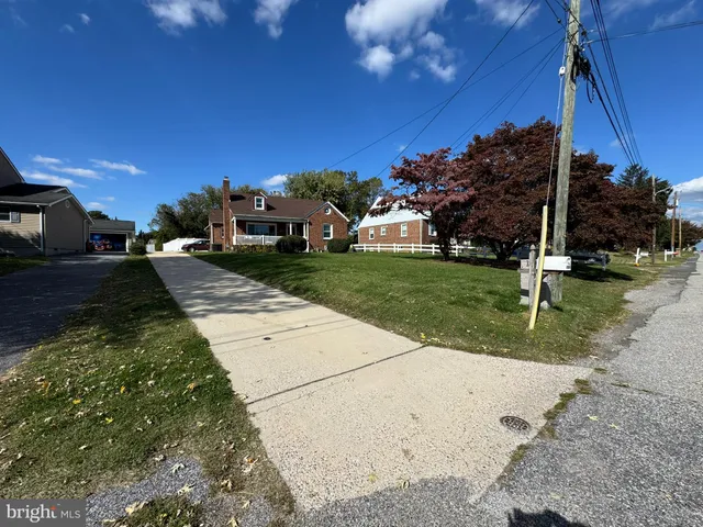 a view of a yard with cars parked