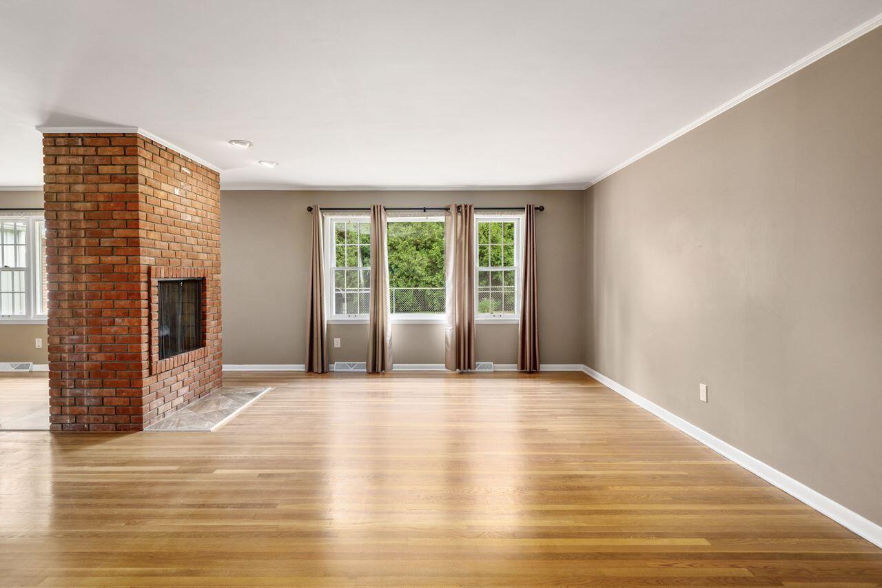 2110 Lytham Road Columbus, OH 43220 - Photo 4 of 39 Living Room