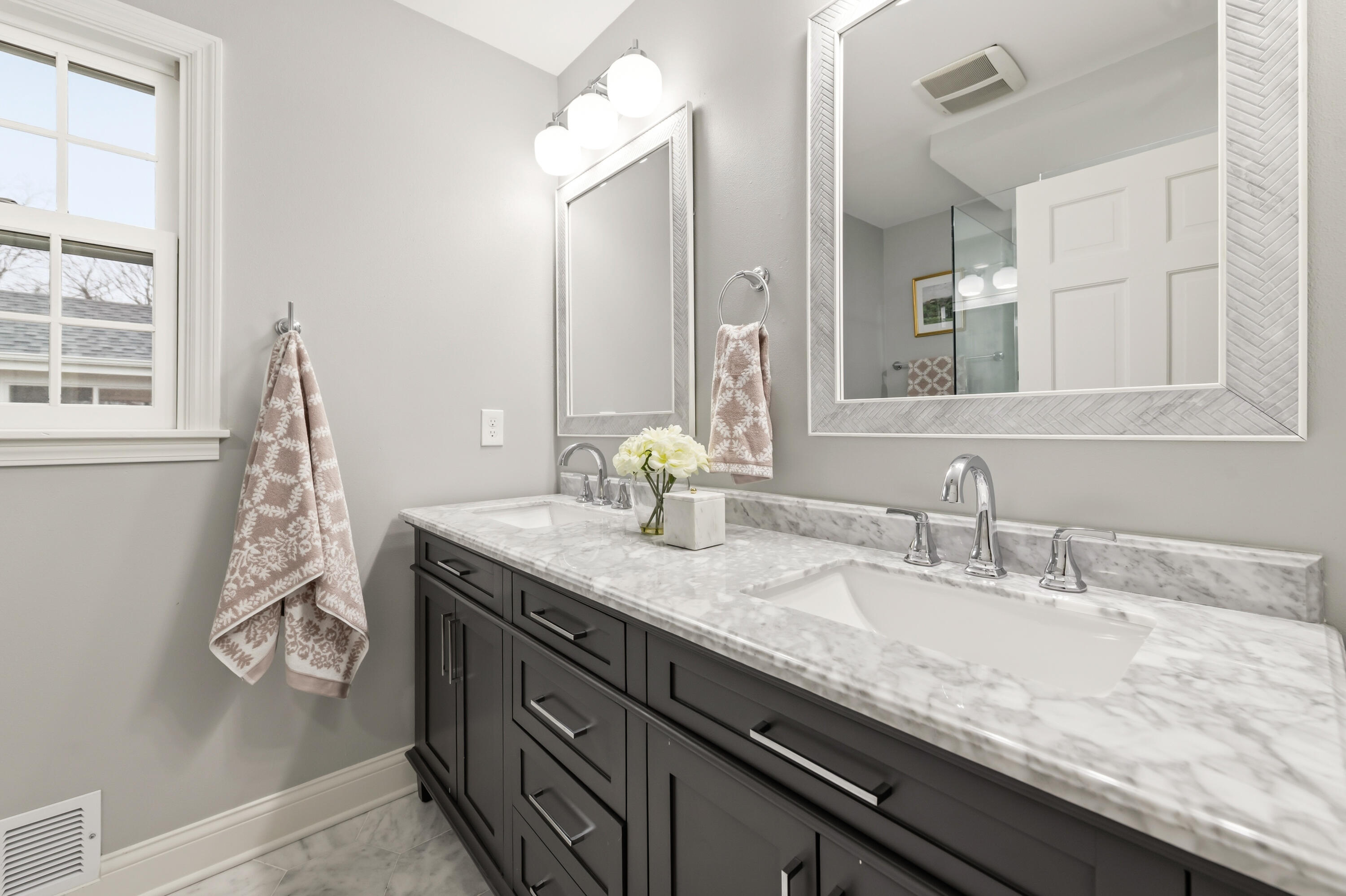 800 East Hermitage Road Bayside, WI 53217 - Photo 33 of 58 Primary Bathroom