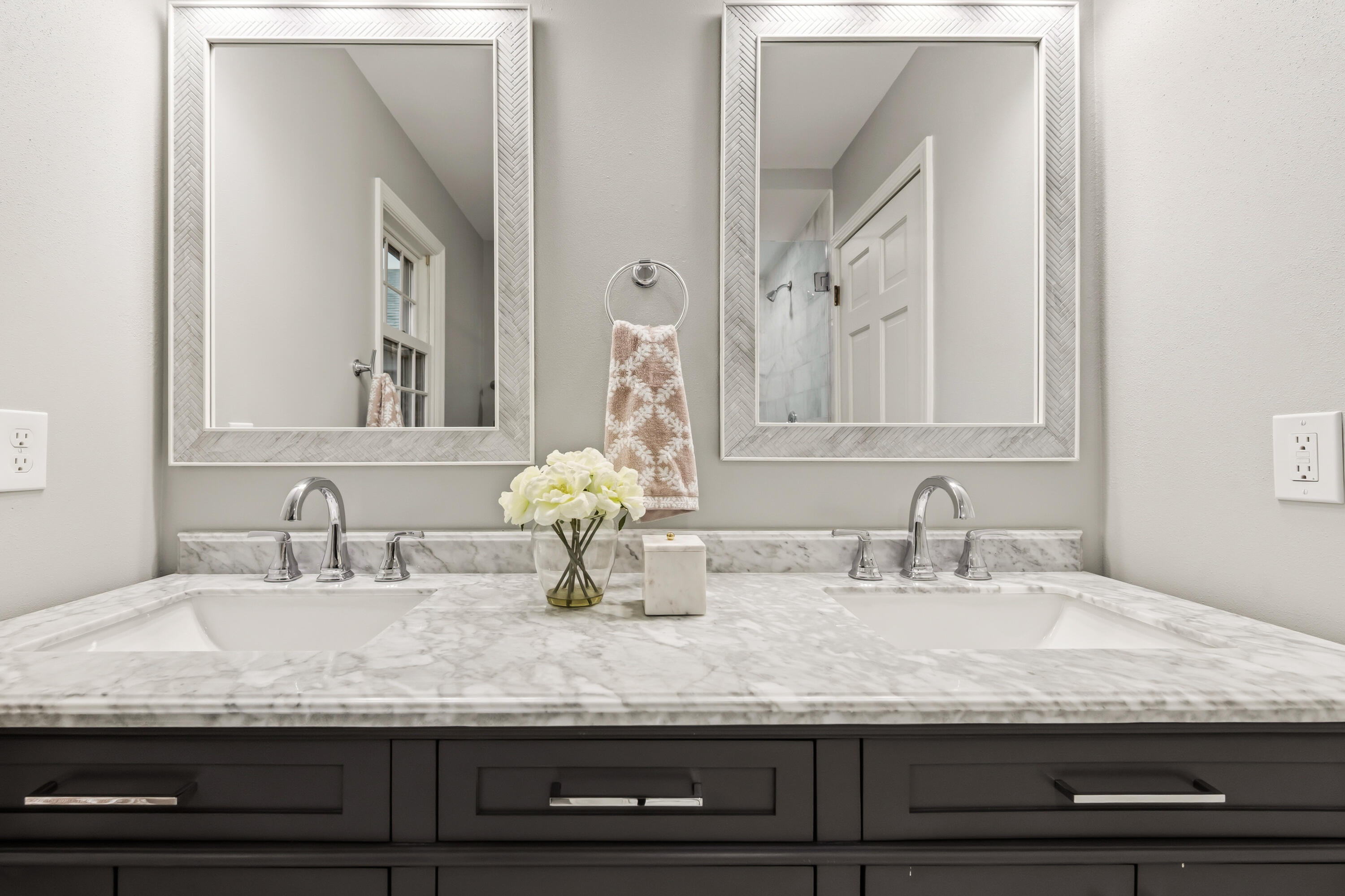 800 East Hermitage Road Bayside, WI 53217 - Photo 36 of 58 Primary Bathroom