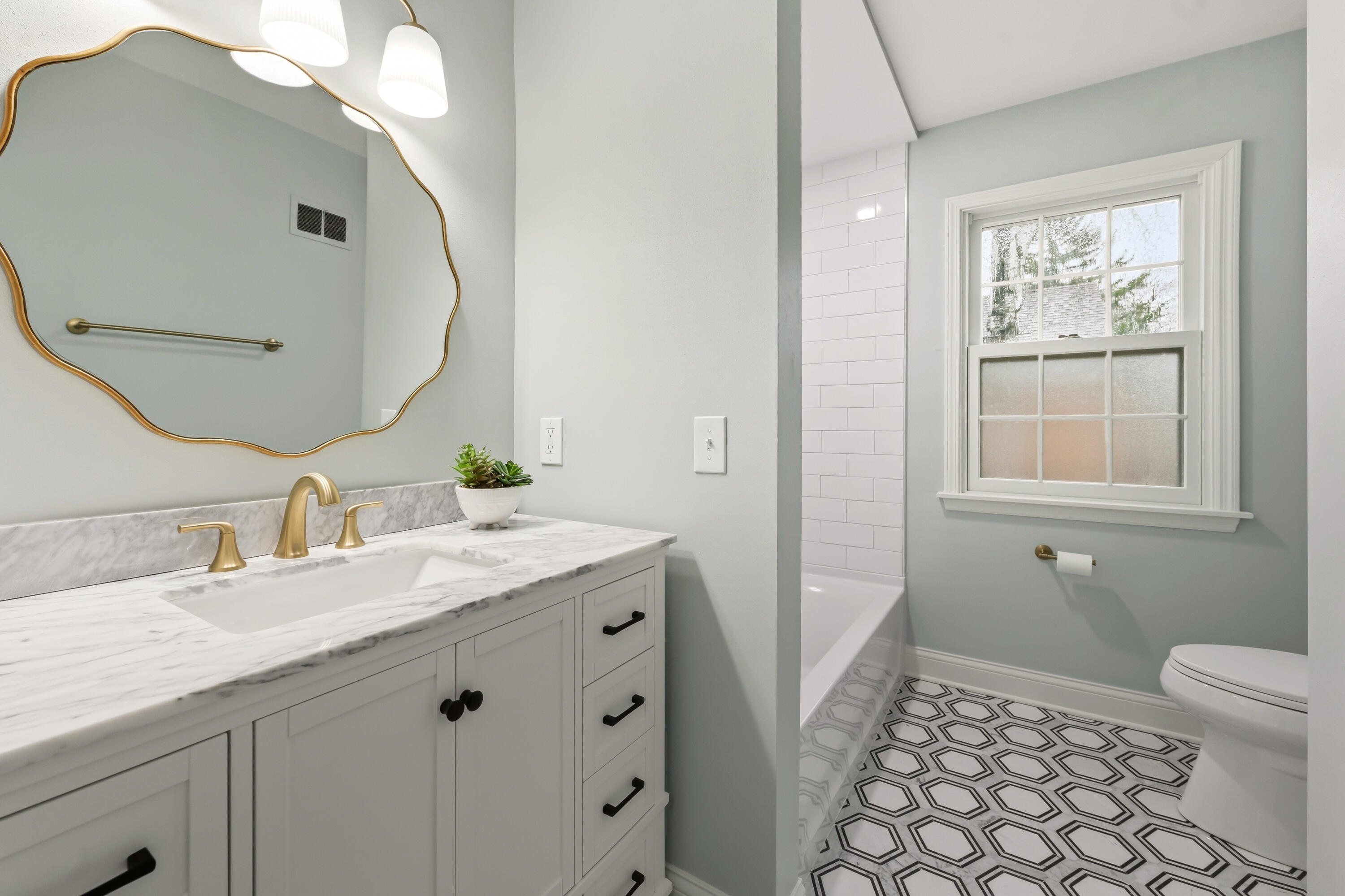 800 East Hermitage Road Bayside, WI 53217 - Photo 41 of 58 Full Bath