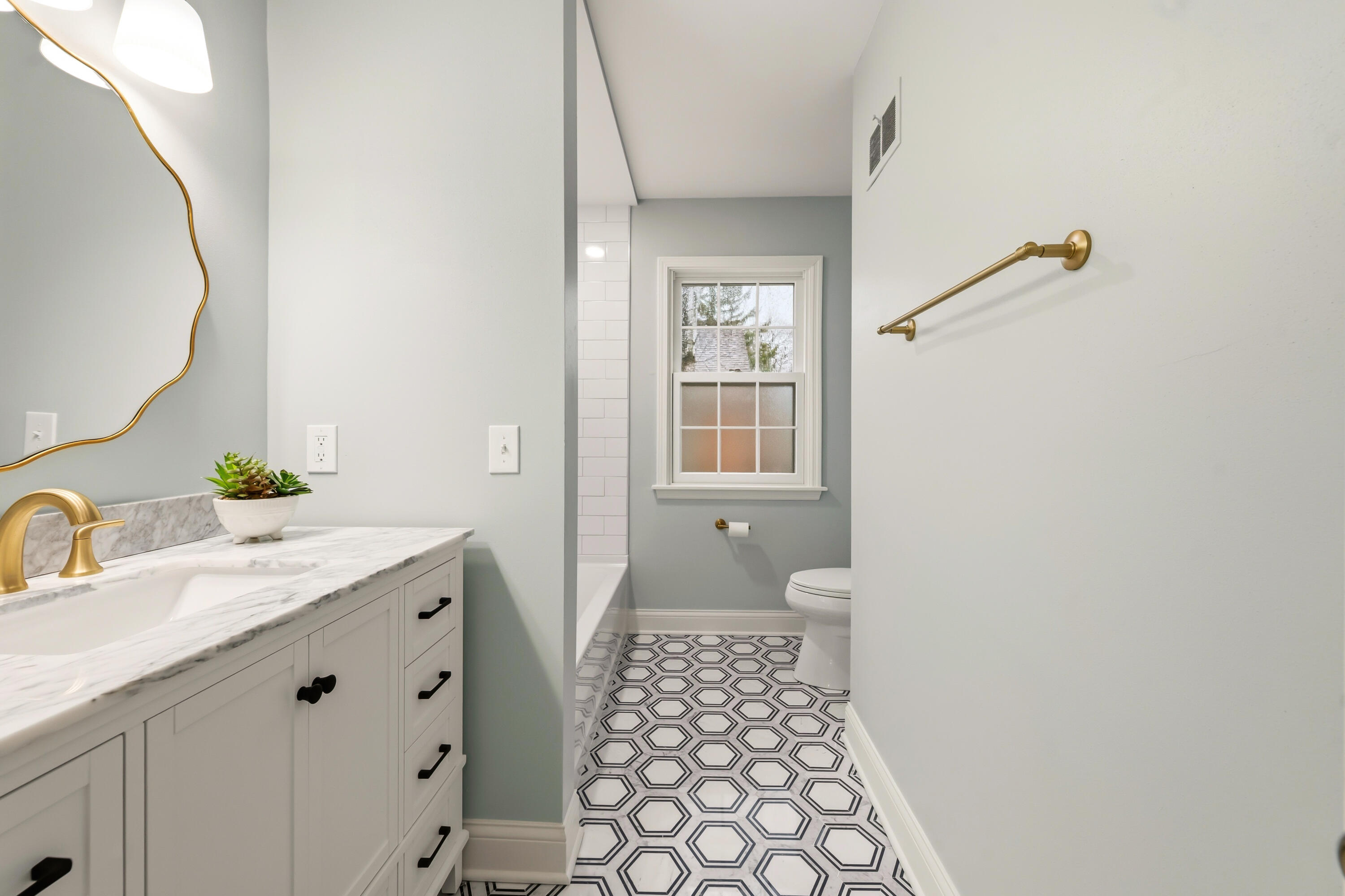 800 East Hermitage Road Bayside, WI 53217 - Photo 42 of 58 Full Bath