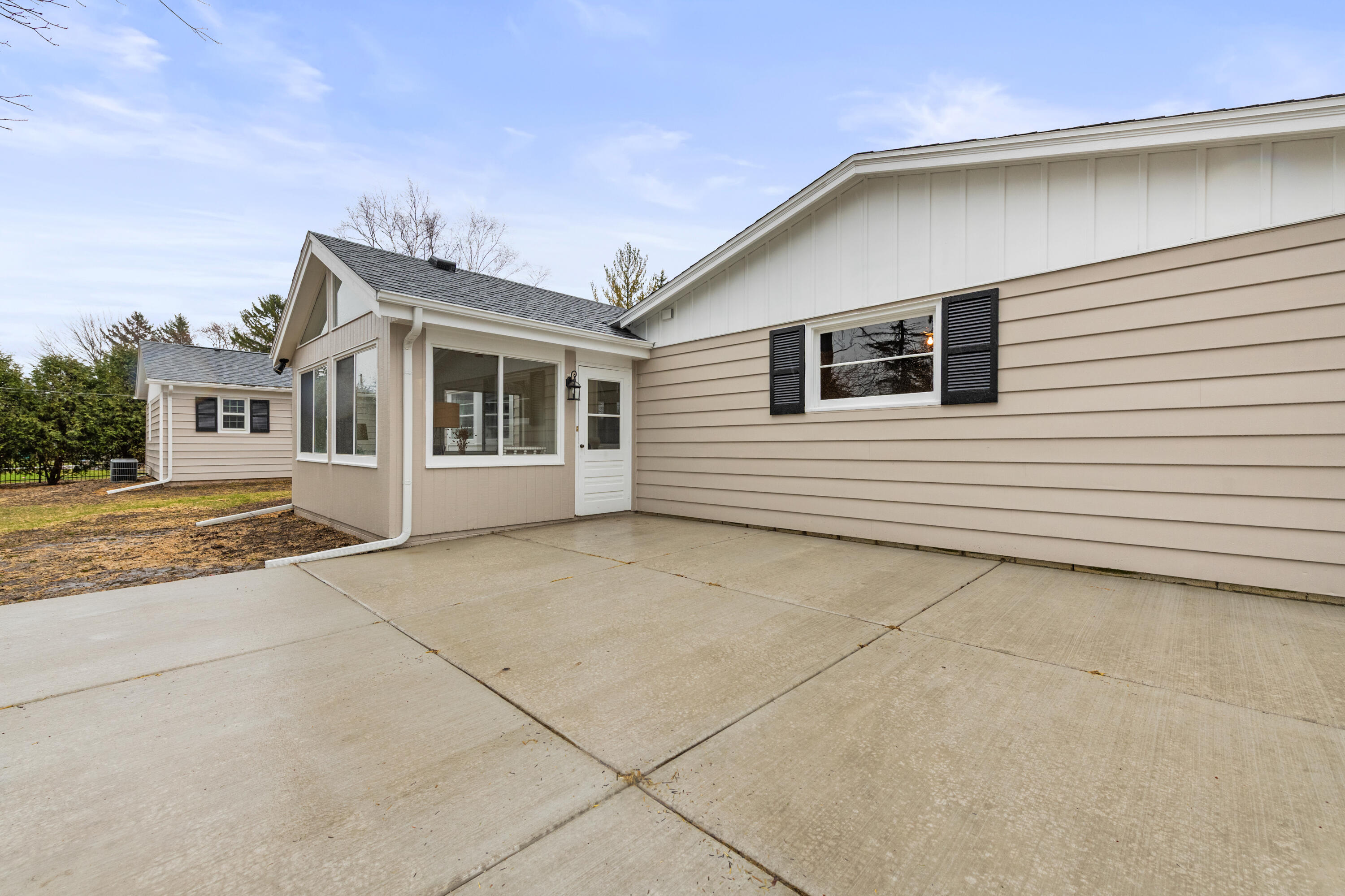 800 East Hermitage Road Bayside, WI 53217 - Photo 54 of 58 Back Patio