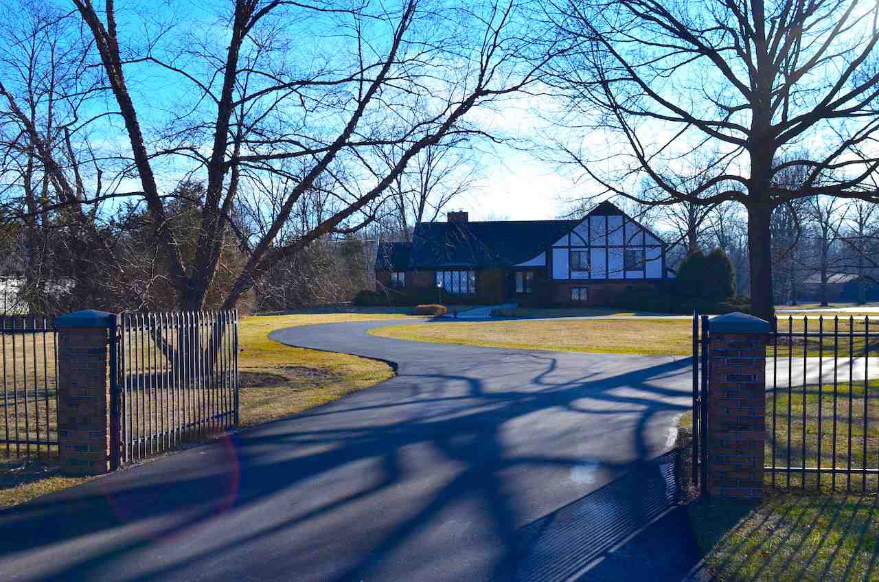 8140 Auburn Road Fort Wayne, IN 46825 - Photo 2 of 36