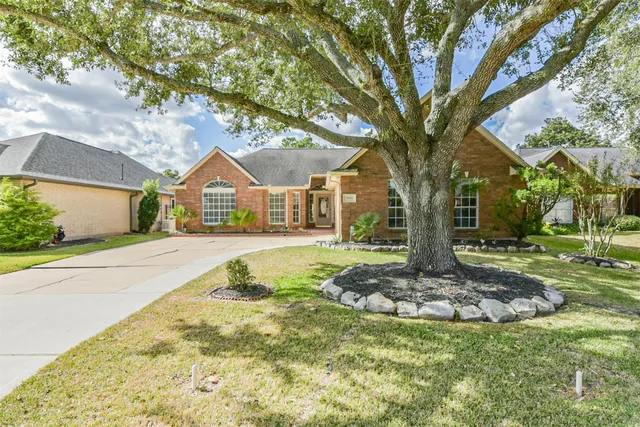 $400,000 | 3810 East Peach Hollow Circle, Pearland, TX 77584