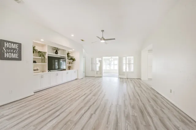 $400,000 | 3810 East Peach Hollow Circle, Pearland, TX 77584