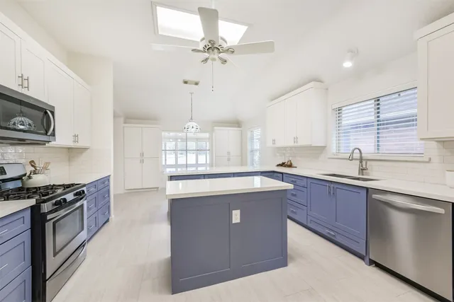 $400,000 | 3810 East Peach Hollow Circle, Pearland, TX 77584