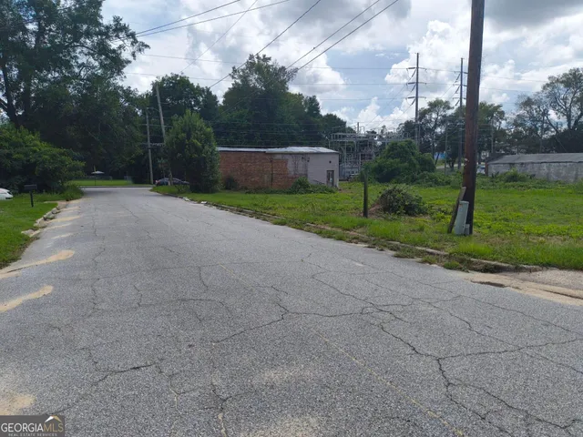 a view of a back yard