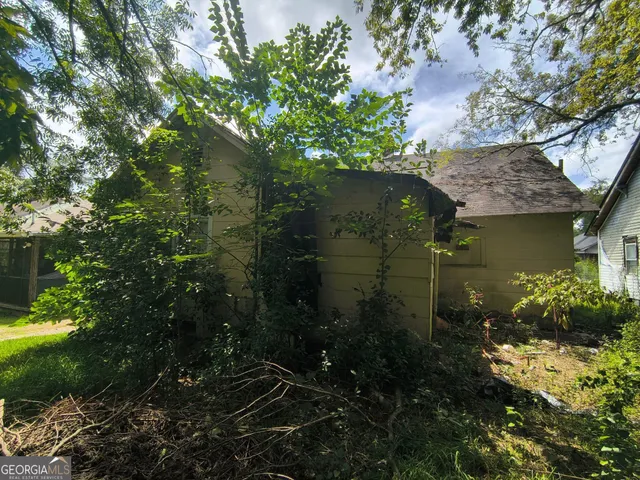 a view of a back yard of the house