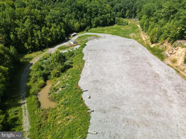 a view of a pathway with a yard