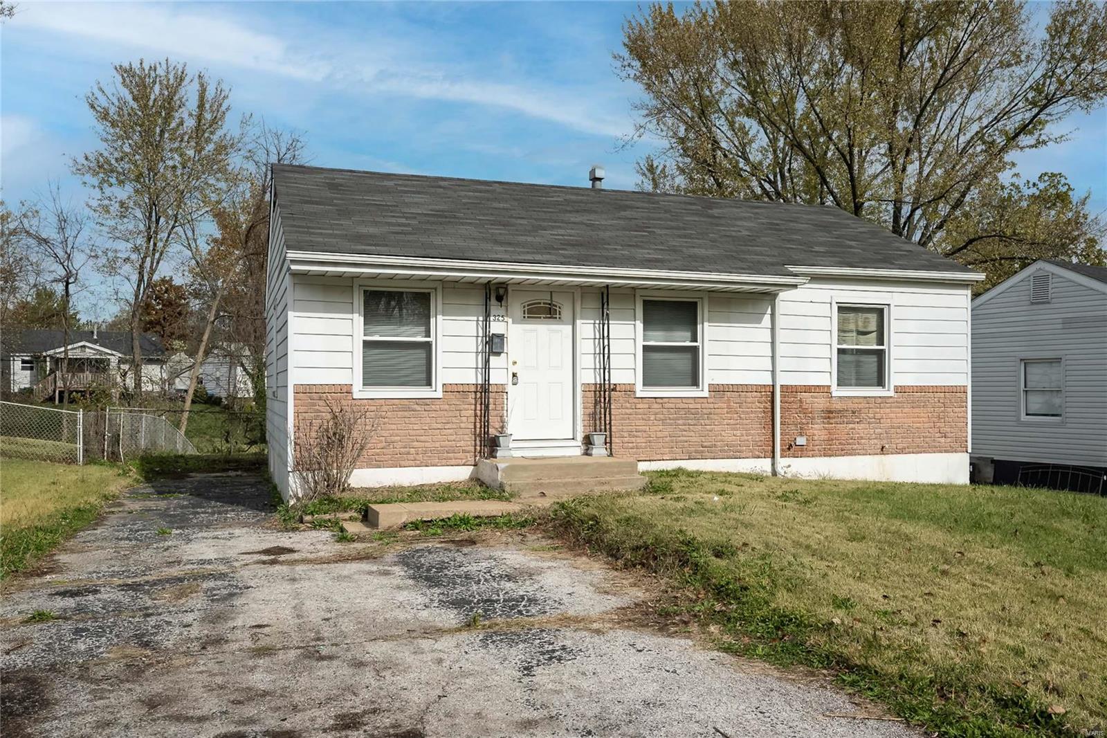 325 Caithness Road St. Louis, MO 63137 - Photo 2 of 29