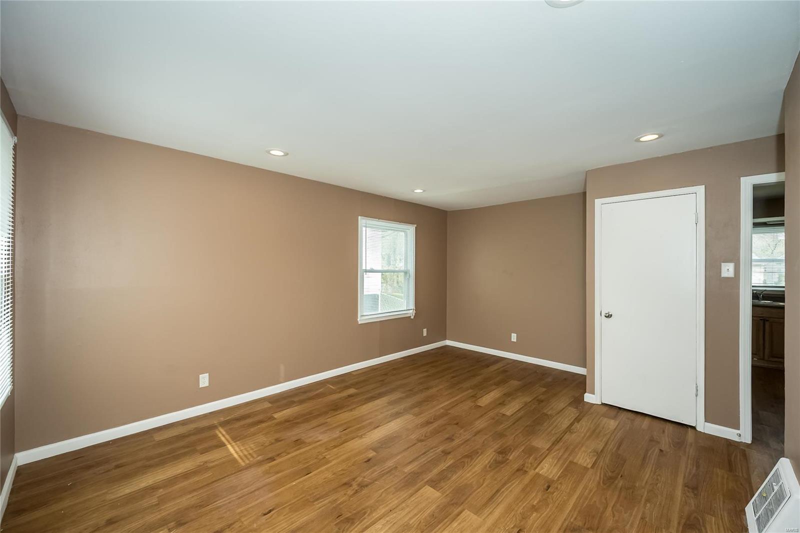 325 Caithness Road St. Louis, MO 63137 - Photo 5 of 29