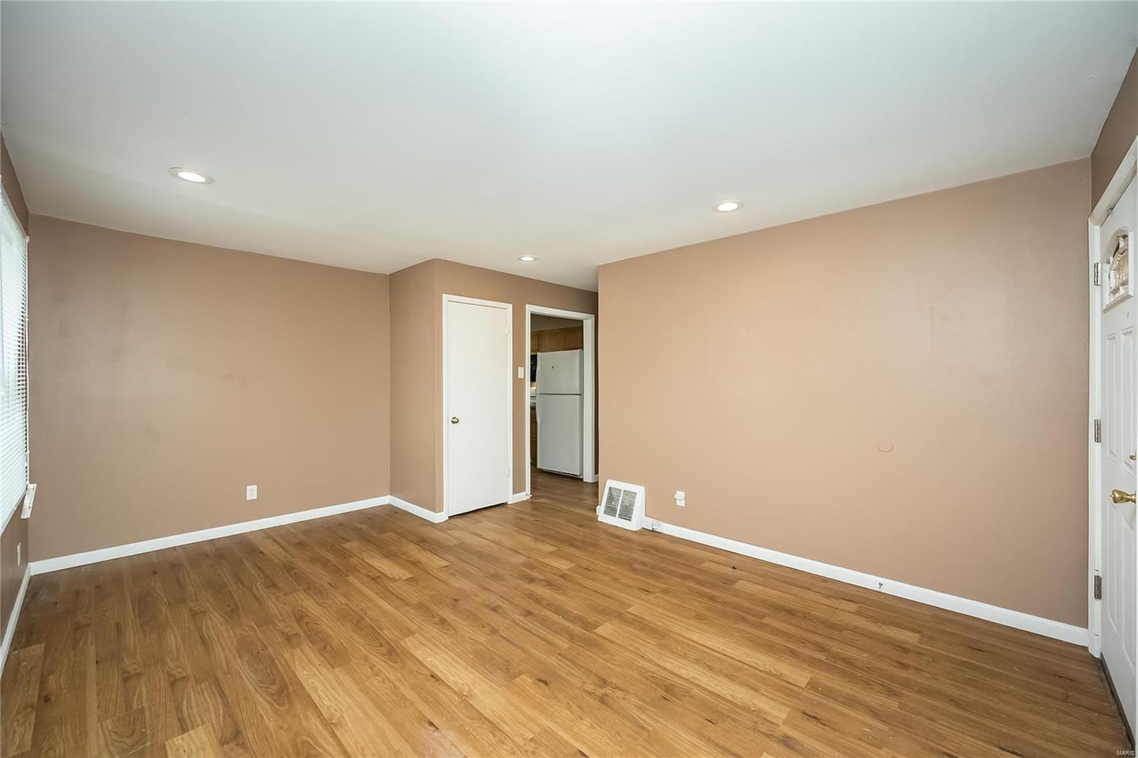 325 Caithness Road St. Louis, MO 63137 - Photo 6 of 29
