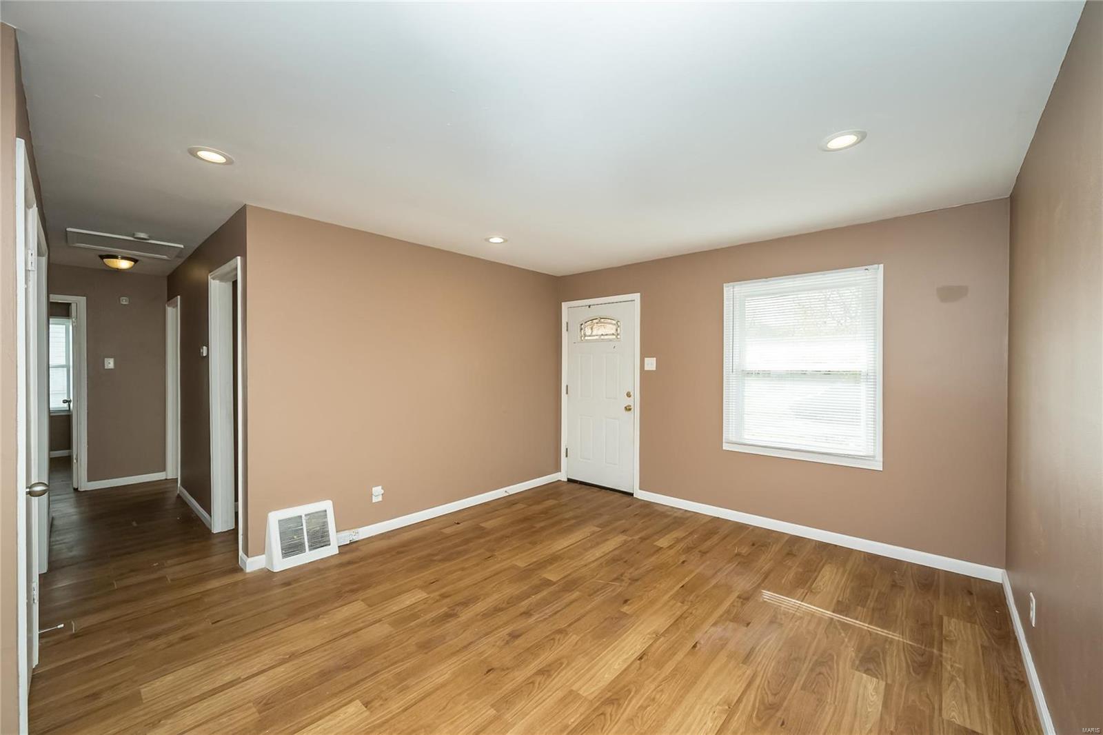 325 Caithness Road St. Louis, MO 63137 - Photo 7 of 29