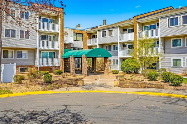 $117,000 | 1601 North Innsbruck Drive, Unit 102NE, Fridley, MN 55432