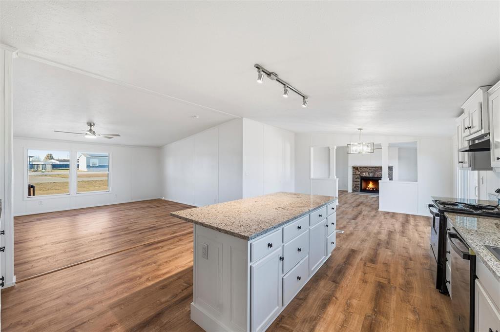 237 Quarterhorse Road Waxahachie, TX 75165 - Photo 13 of 38 a spacious bedroom with a bed and a dresser