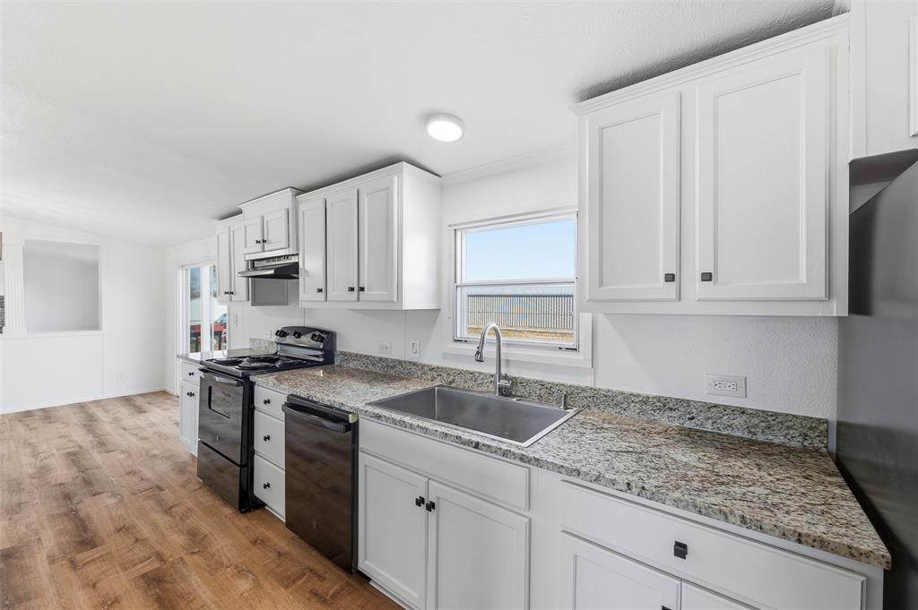 237 Quarterhorse Road Waxahachie, TX 75165 - Photo 17 of 38 a kitchen with stainless steel appliances granite countertop a sink stove and cabinets