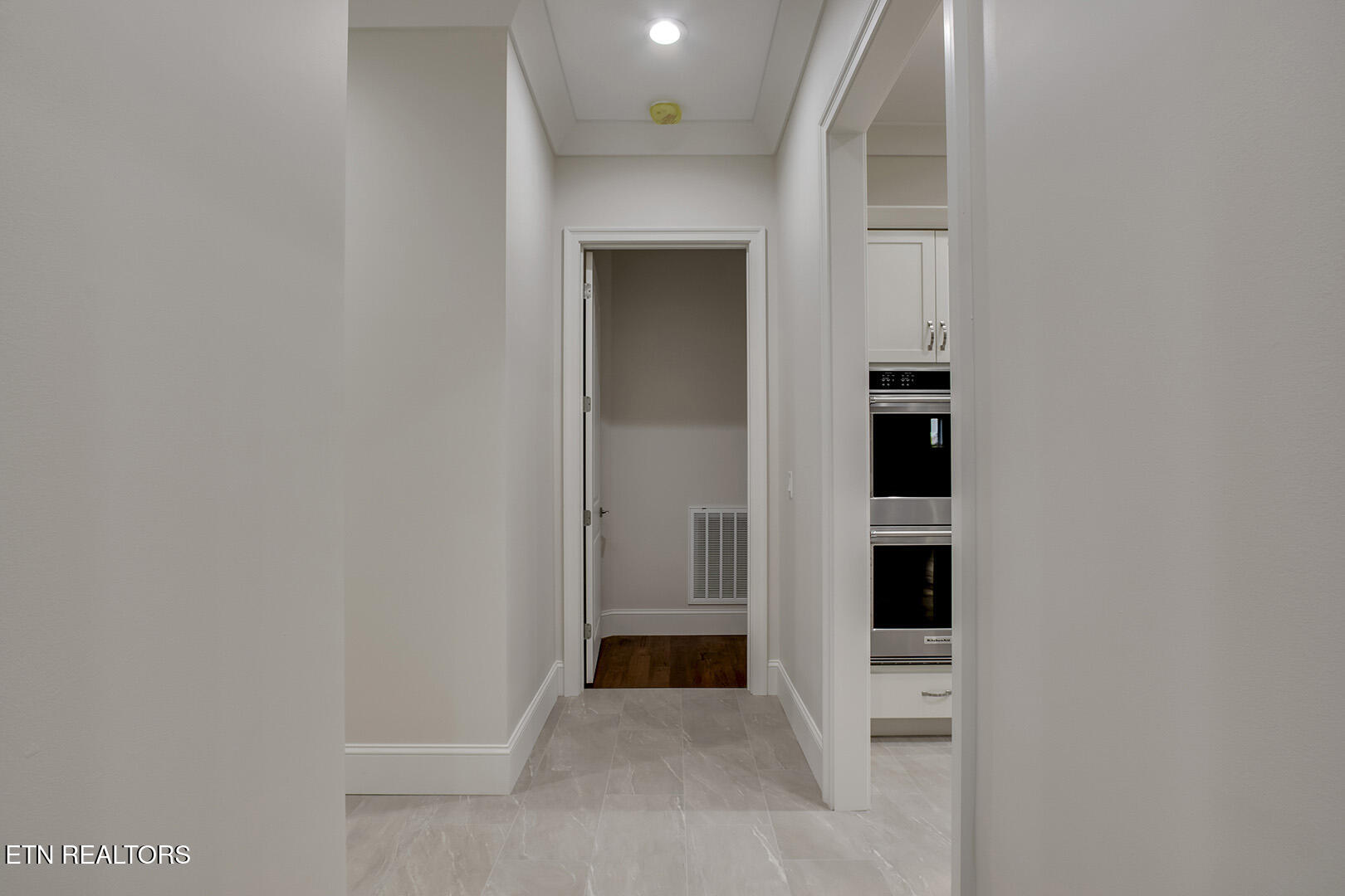 119 Hanani Trail Vonore, TN 37885 - Photo 24 of 59 24_HananiTrail_119_MasterHall01