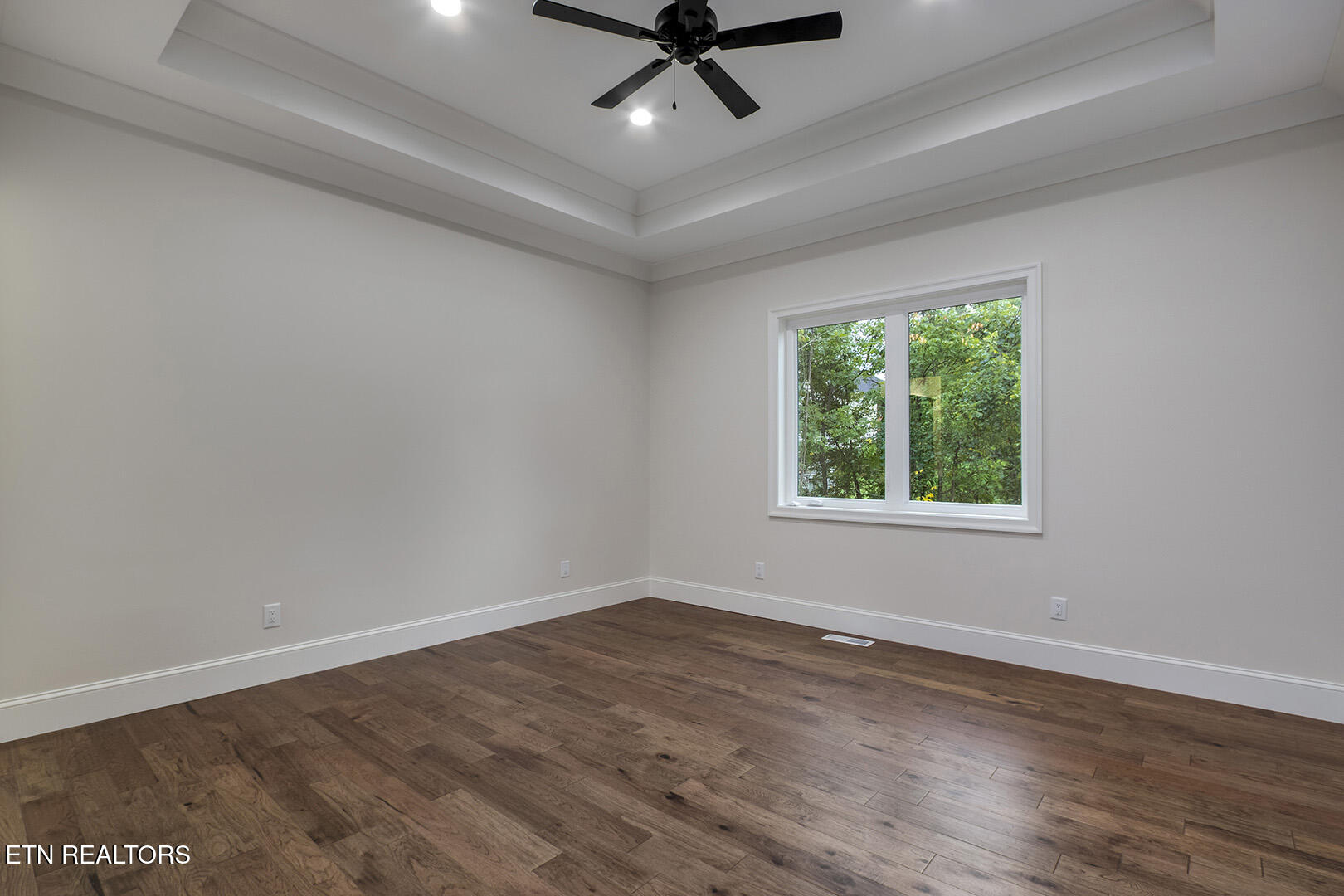 119 Hanani Trail Vonore, TN 37885 - Photo 25 of 59 25_HananiTrail_119_MasterBedroom01