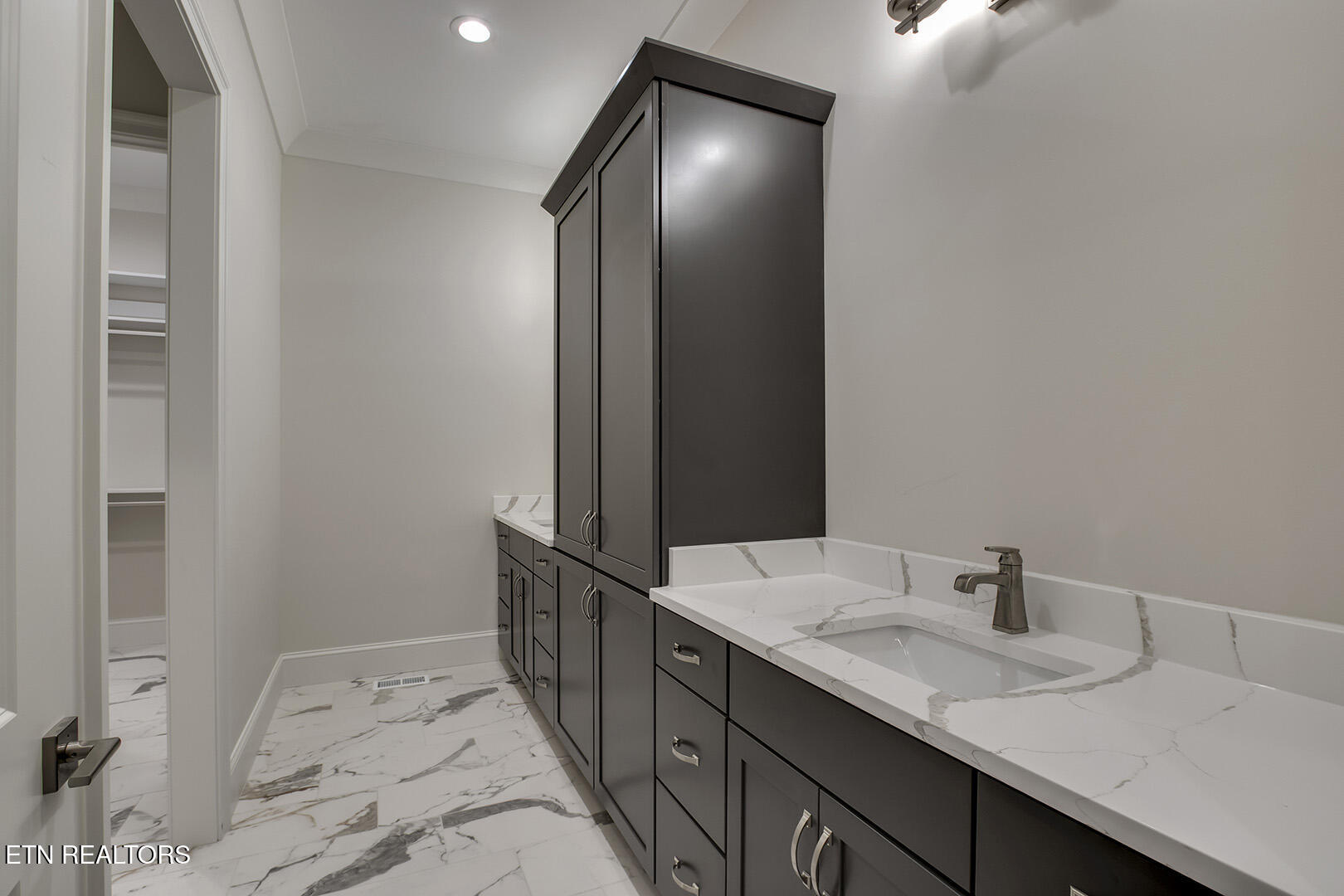 119 Hanani Trail Vonore, TN 37885 - Photo 28 of 59 27_HananiTrail_119_MasterBath01