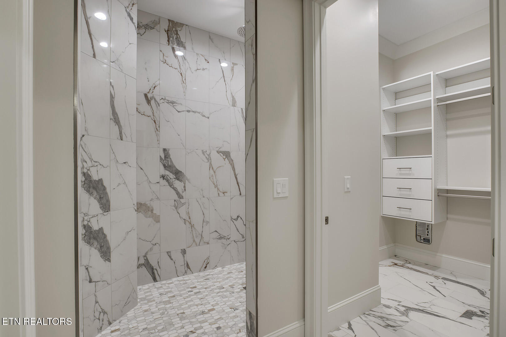 119 Hanani Trail Vonore, TN 37885 - Photo 29 of 59 28_HananiTrail_119_MasterShower-ClosetEn
