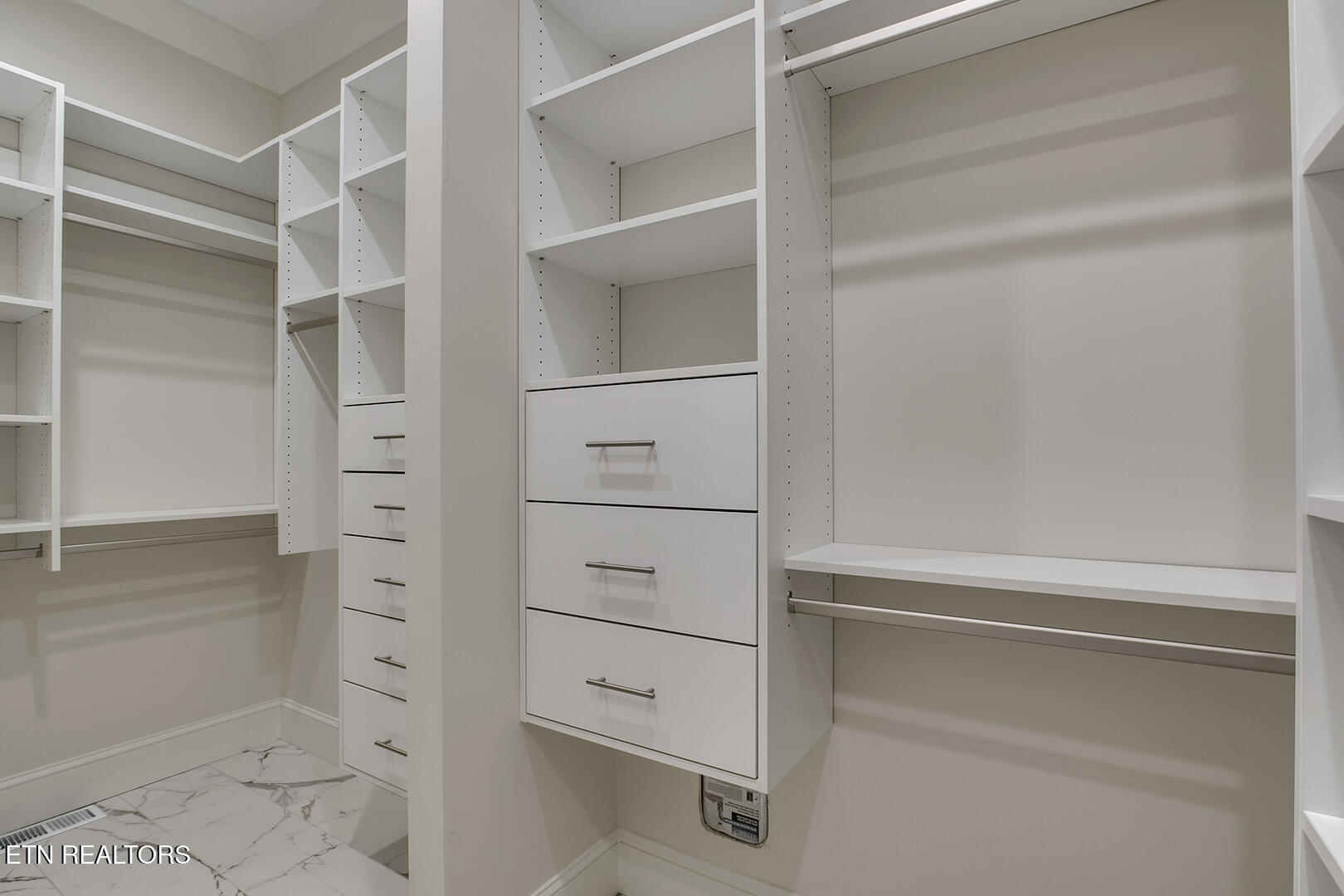 119 Hanani Trail Vonore, TN 37885 - Photo 31 of 59 30_HananiTrail_119_MasterCloset