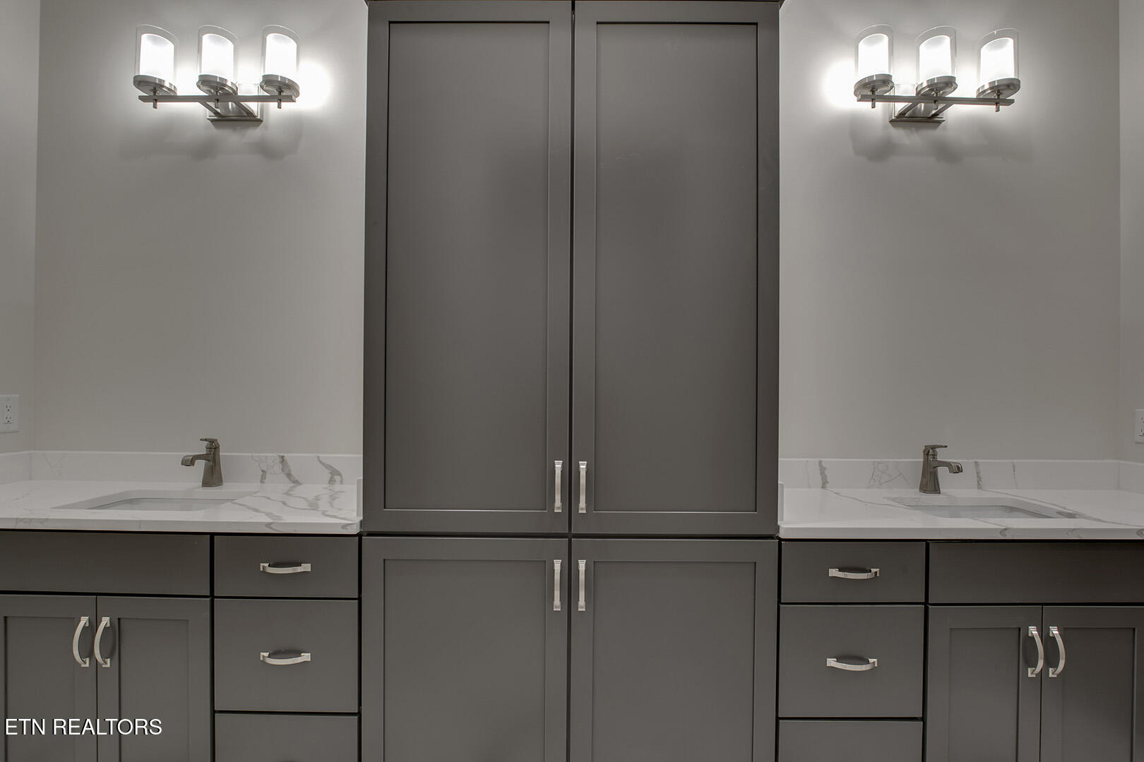 119 Hanani Trail Vonore, TN 37885 - Photo 32 of 59 31_HananiTrail_119_MasterBath02