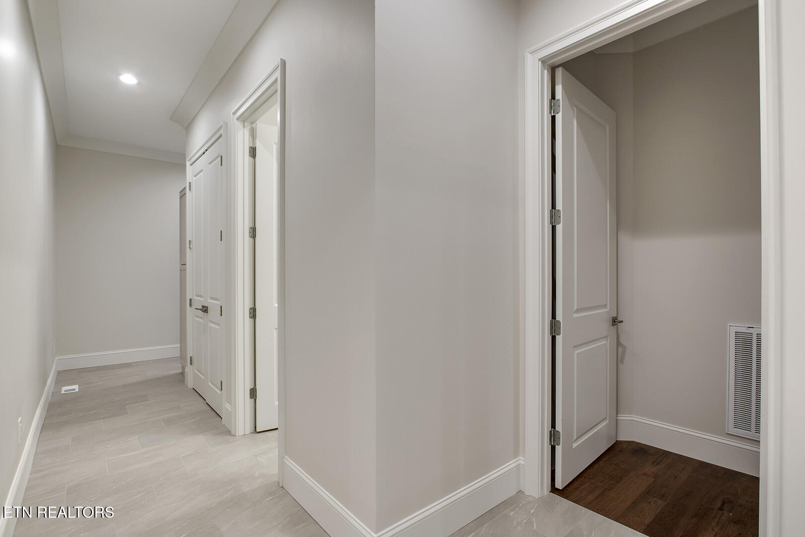 119 Hanani Trail Vonore, TN 37885 - Photo 33 of 59 32_HananiTrail_119_MasterHall02