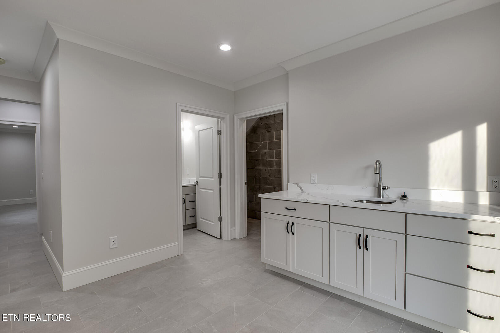 119 Hanani Trail Vonore, TN 37885 - Photo 51 of 59 51_HananiTrail_119_Snack-WetBar01