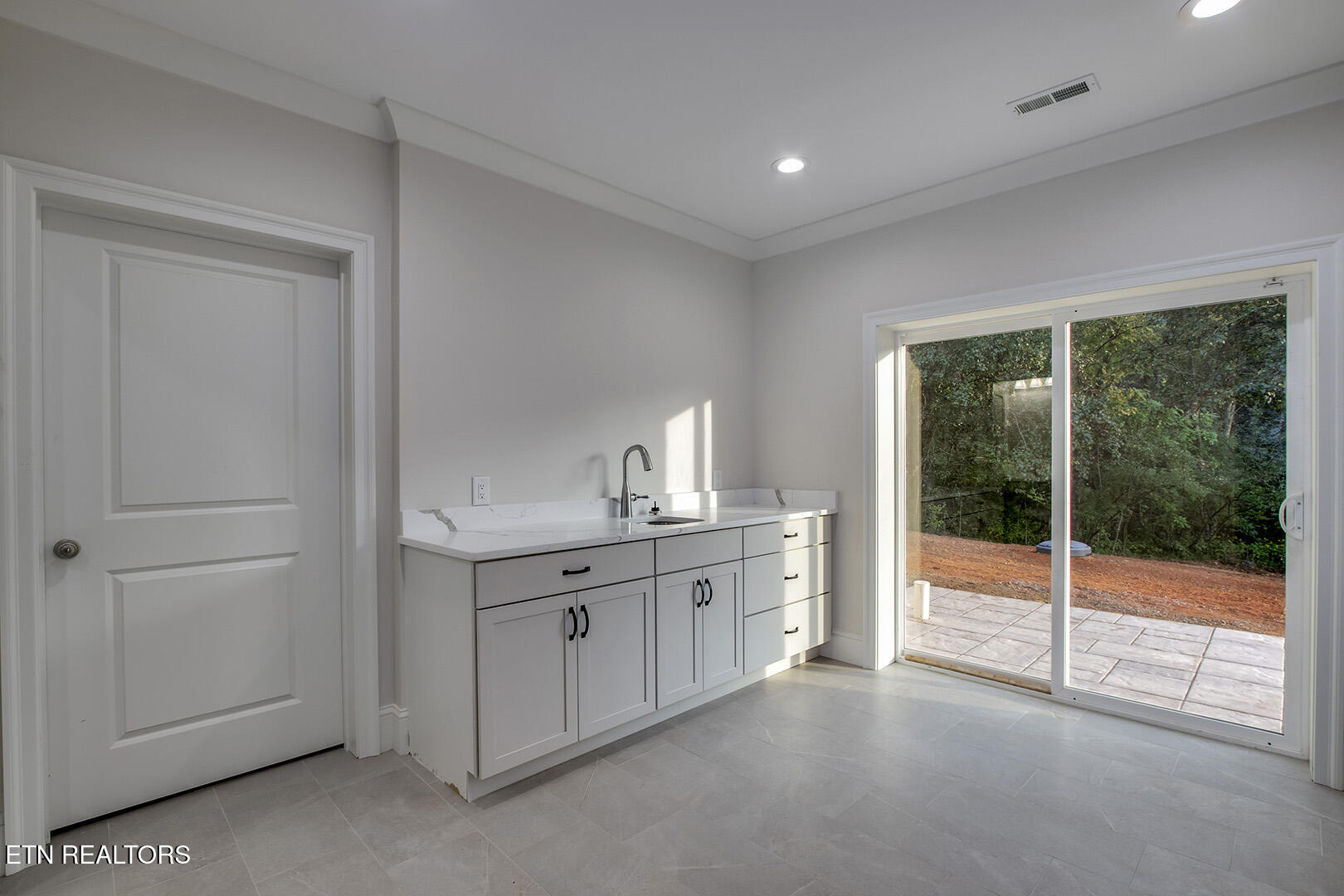 119 Hanani Trail Vonore, TN 37885 - Photo 52 of 59 54_HananiTrail_119_Snack-WetBar02